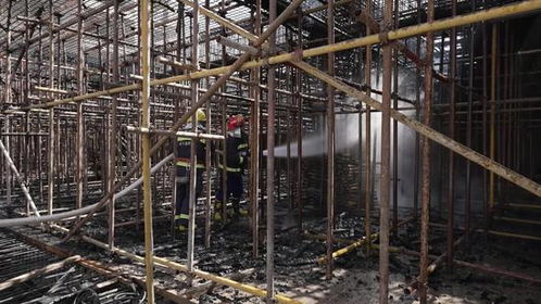 鄂爾多斯一建筑工地突發(fā)火情 消防部門火速救援確保施工安全