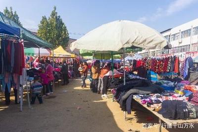 濟南仲宮大集上的服裝鞋帽生意,價格實惠種類全